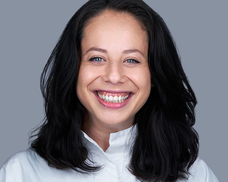 Retrato com fundo escuro e contraste