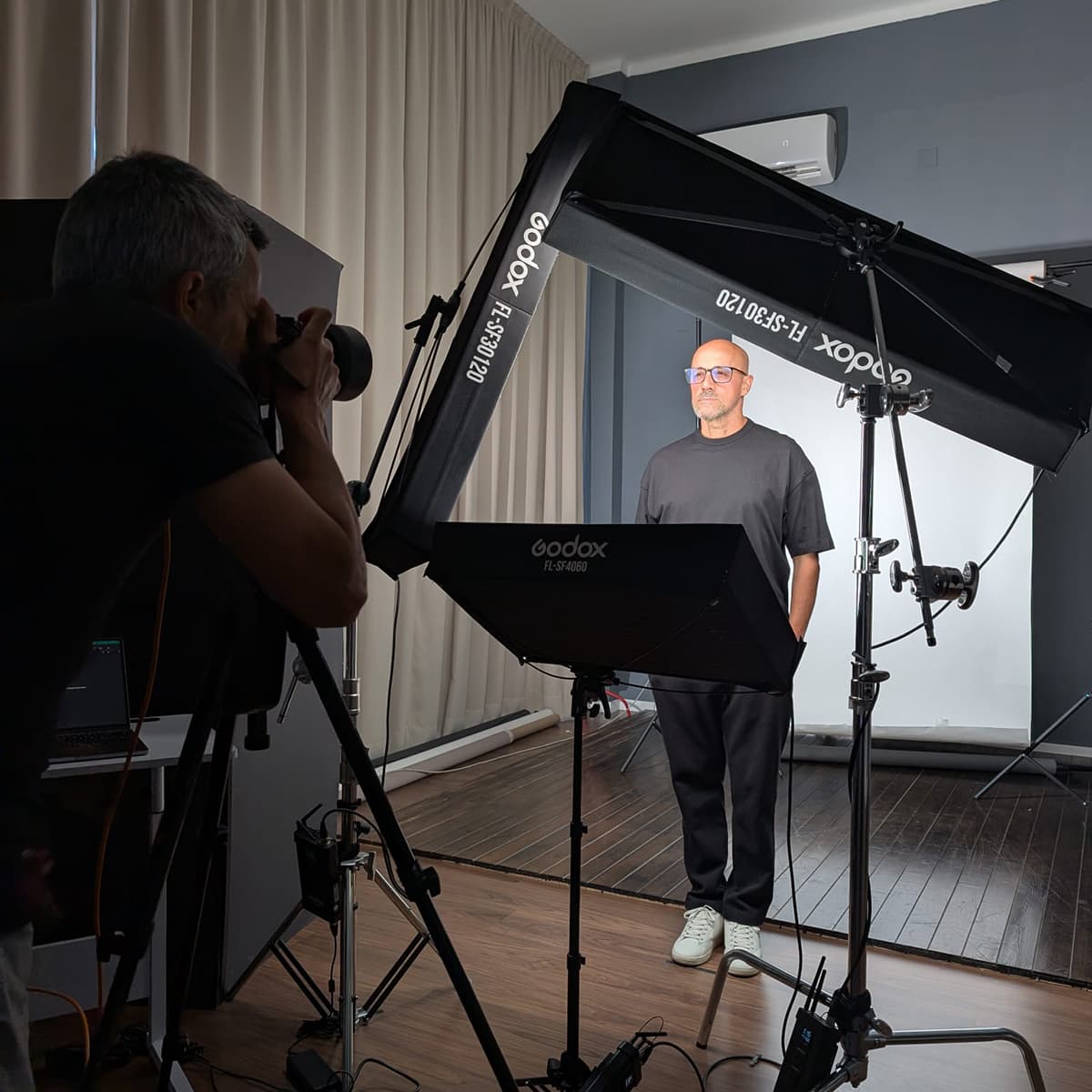 João Azevedo a fotografar uma sessão de headshots em estúdio em Coimbra