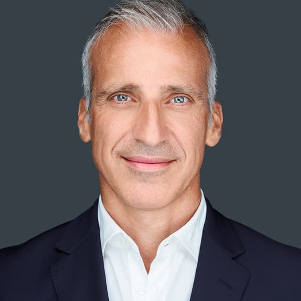 Headshot profissional em Coimbra em fundo neutro